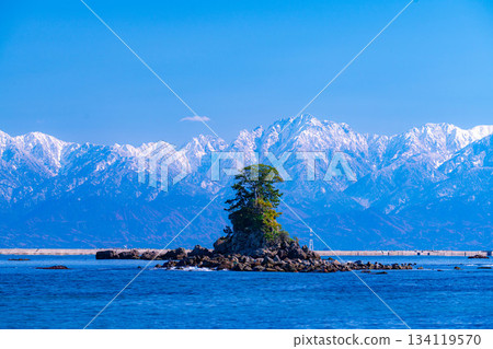 [A winter tradition] A clear winter day on Amaharashi Coast and the snow-capped Tateyama mountain range [Toyama Prefecture] 134119570