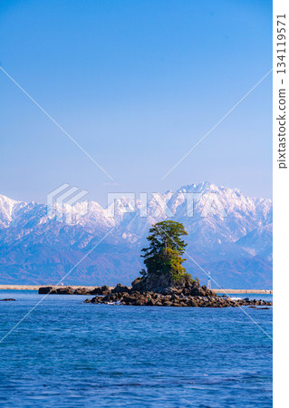[A winter tradition] A clear winter day on Amaharashi Coast and the snow-capped Tateyama mountain range [Toyama Prefecture] 134119571