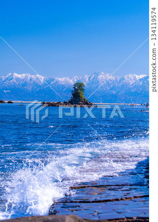 [A winter tradition] A clear winter day on Amaharashi Coast and the snow-capped Tateyama mountain range [Toyama Prefecture] 134119574