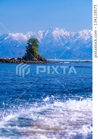 【冬季傳統】晴朗的冬日，天晴海岸和白雪皚皚的立山山脈【富山縣】 134119575