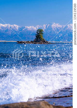 [A winter tradition] A clear winter day on Amaharashi Coast and the snow-capped Tateyama mountain range [Toyama Prefecture] 134119580