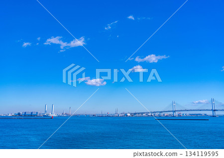 [Bayside scenery] Yokohama Bay Bridge seen from Osanbashi Pier on a clear winter day in Yokohama [Kanagawa Prefecture] 134119595