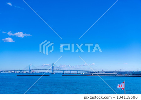 [海灣風景] 晴朗的冬日，從橫濱大棧橋碼頭眺望橫濱海灣大橋 [神奈川縣] 134119596