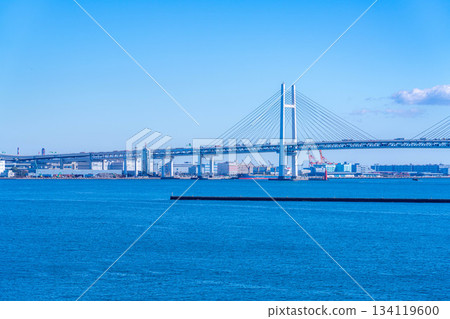 [海灣風景] 晴朗的冬日，從橫濱大棧橋碼頭眺望橫濱海灣大橋 [神奈川縣] 134119600