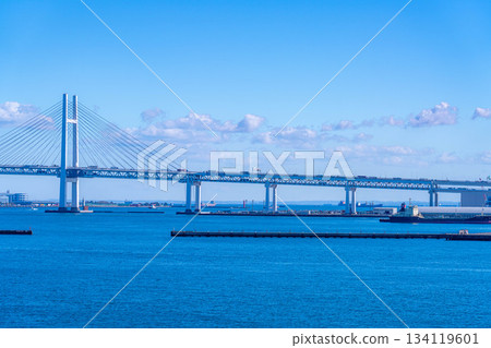 [Bayside scenery] Yokohama Bay Bridge seen from Osanbashi Pier on a clear winter day in Yokohama [Kanagawa Prefecture] 134119601