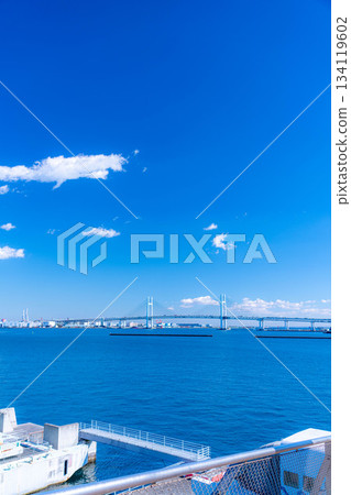[Bayside scenery] Yokohama Bay Bridge seen from Osanbashi Pier on a clear winter day in Yokohama [Kanagawa Prefecture] 134119602