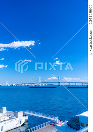 [海灣風景] 晴朗的冬日，從橫濱大棧橋碼頭眺望橫濱海灣大橋 [神奈川縣] 134119603