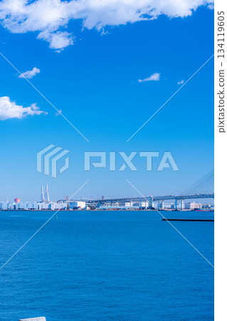 [Bayside scenery] Yokohama Bay Bridge seen from Osanbashi Pier on a clear winter day in Yokohama [Kanagawa Prefecture] 134119605