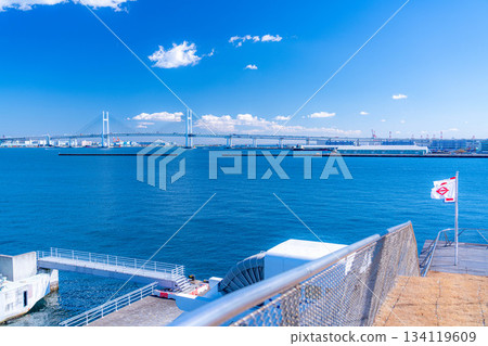 [Bayside scenery] Yokohama Bay Bridge seen from Osanbashi Pier on a clear winter day in Yokohama [Kanagawa Prefecture] 134119609