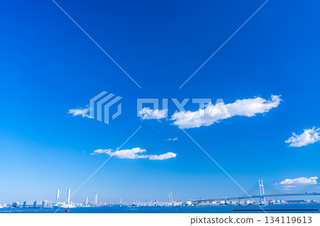[Bayside scenery] Yokohama Bay Bridge seen from Osanbashi Pier on a clear winter day in Yokohama [Kanagawa Prefecture] 134119613