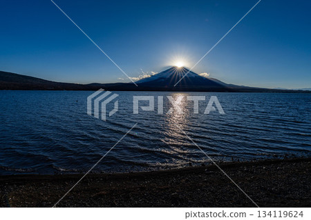 [富士山素材] 從山中湖看到的鑽石富士 [山梨縣] 134119624
