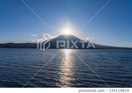 [Mt. Fuji material] Diamond Fuji seen from Lake Yamanaka [Yamanashi Prefecture] 134119629
