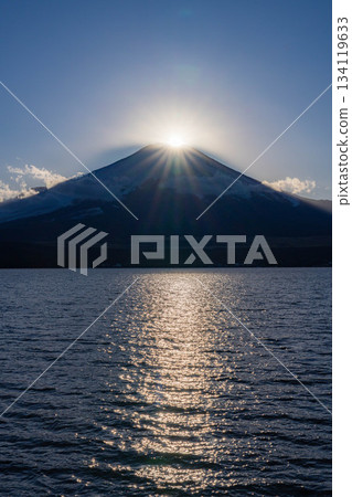 [富士山素材] 從山中湖看到的鑽石富士 [山梨縣] 134119633