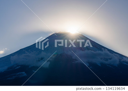 [富士山素材] 從山中湖看到的鑽石富士 [山梨縣] 134119634