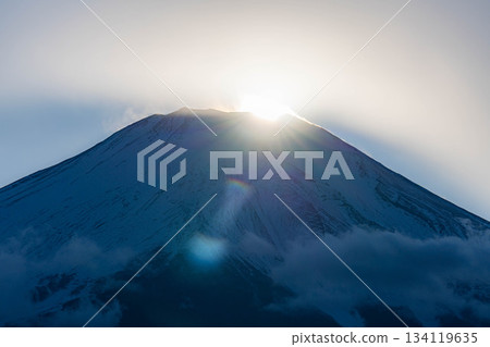 [Mt. Fuji material] Diamond Fuji seen from Lake Yamanaka [Yamanashi Prefecture] 134119635