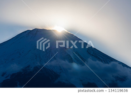 [富士山素材] 從山中湖看到的鑽石富士 [山梨縣] 134119636