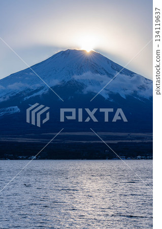 [富士山素材] 從山中湖看到的鑽石富士 [山梨縣] 134119637