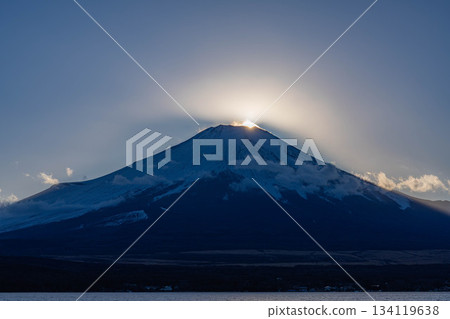 [富士山素材] 從山中湖看到的鑽石富士 [山梨縣] 134119638