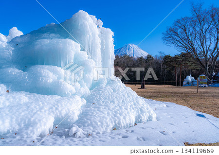 [Mt. Fuji material] Rime trees and scenery at the Lake Saiko Ice Festival [Yamanashi Prefecture] 134119669
