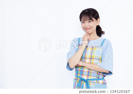家庭主婦微笑思考 134120167