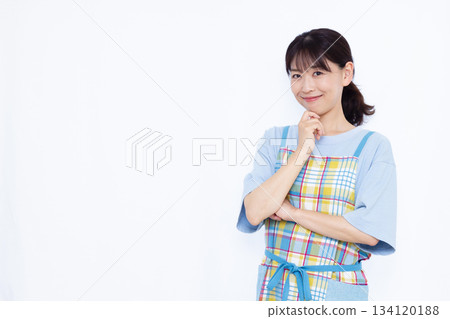 家庭主婦微笑思考 134120188