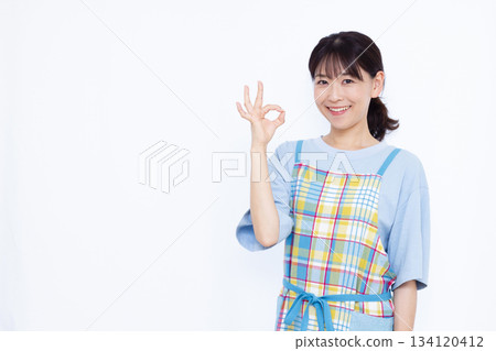 家庭主婦給予 OK 手勢 134120412