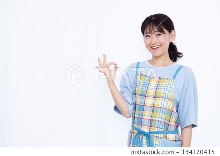 家庭主婦給予 OK 手勢 134120415