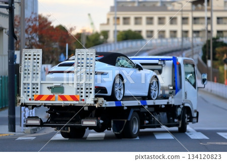 正在運輸的跑車的圖像 正在運輸的跑車的圖像 134120823