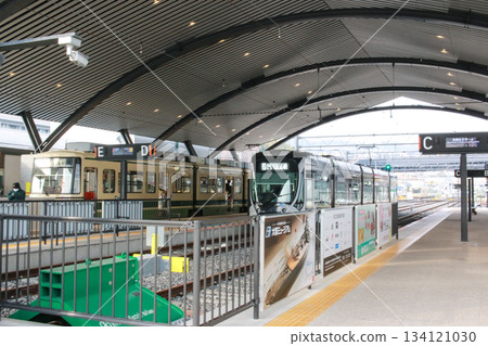 Trains stopping at and departing from Hiroshima Electric Railway Miyajimaguchi Station (Hatsukaichi City, Hiroshima Prefecture) Trains stopping at and departing from Hiroshima Electric Railway Miyajimaguchi Station (Hatsukaichi City, Hiroshima Prefecture) 134121030