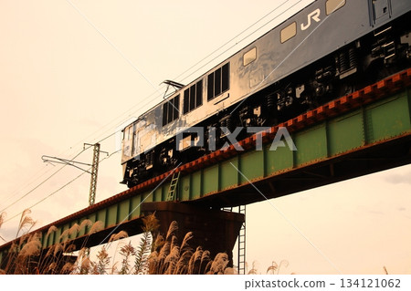 由EF64-1030型機車牽引的「感謝EL」列車在深秋夕陽的映照下駛過鐵路橋_照片拍攝於2025年11月24日 134121062