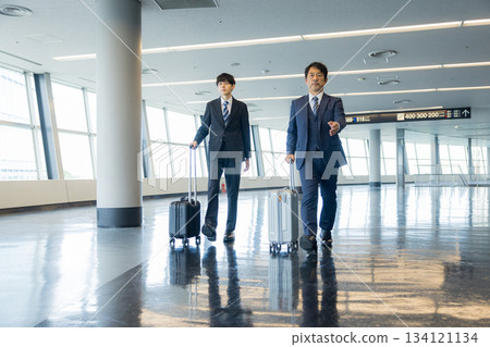 走在走道的商人 134121134