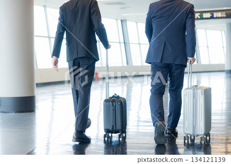 走在走道的商人 134121139