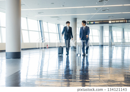 走在走道的商人 134121143