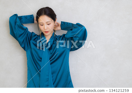 穿藍色襯衫的女人 穿藍色襯衫的女人 134121259