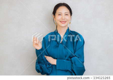 穿藍色襯衫的女人 穿藍色襯衫的女人 134121265