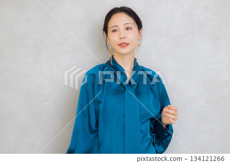 穿藍色襯衫的女人 134121266