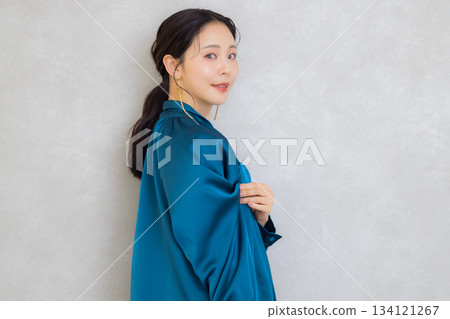 穿藍色襯衫的女人 穿藍色襯衫的女人 134121267