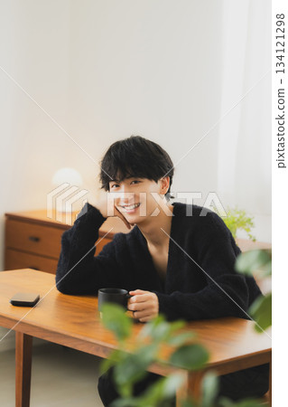 年輕人看著房間裡的智能手機 134121298