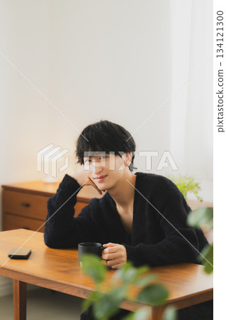 年輕人看著房間裡的智能手機 134121300