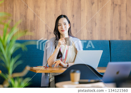 一位 30 多歲的女商人在筆記本電腦上工作 134121560