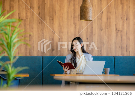 A business woman in her 30s working on a laptop A business woman in her 30s working on a laptop 134121566