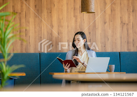 一位 30 多歲的女商人在筆記本電腦上工作 134121567