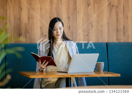 一位 30 多歲的女商人在筆記本電腦上工作 134121569