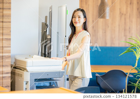 女員工正在影印 134121578