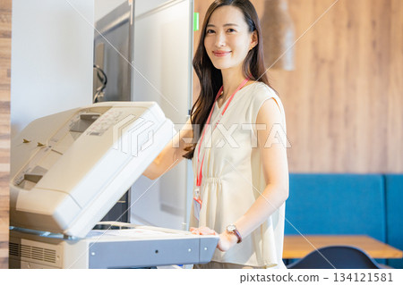 女員工正在影印 134121581