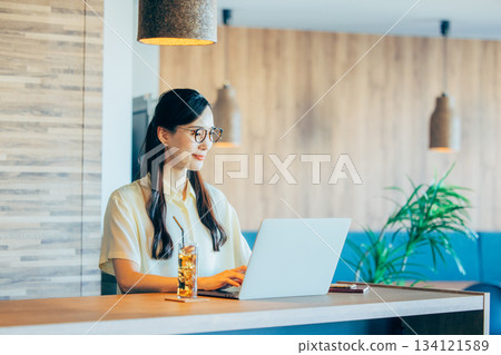 富有創造力的女性員工 134121589