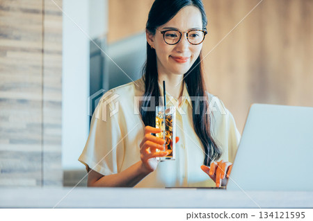 富有創造力的女性員工 134121595