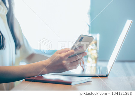 操作智能手機的女人 134121598