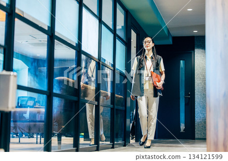 辦公室工程師小姐 134121599