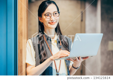 站立在辦公室走廊的女商人 134121614